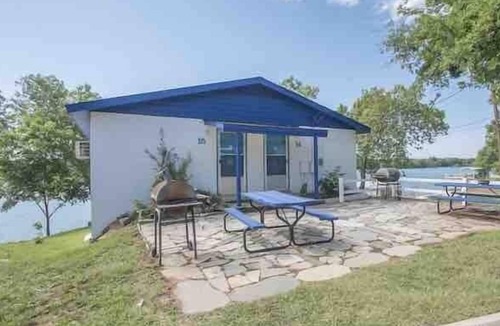 Kingsland Cabin | The Creek, Lakeside Suite, Pool & Outdoor Seating