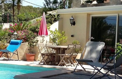 Ensues-la-Redonne Apartment | The creeks, the sea, the hikes and a beautiful apartment with swimming pool.