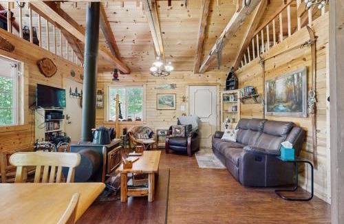 Cascade House | The Creekside Cabin