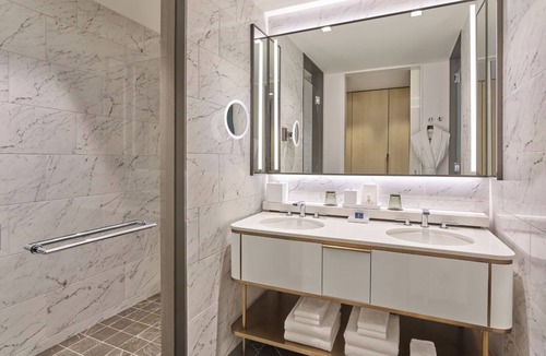Fort Worth Cultural District Hotel | The Crescent Hotel | Deluxe Queen Queen| Pet-Friendly Family Experiences