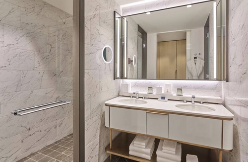 Fort Worth Cultural District Hotel | The Crescent Hotel | Metropolitan Suite | Near Modern Art Museum