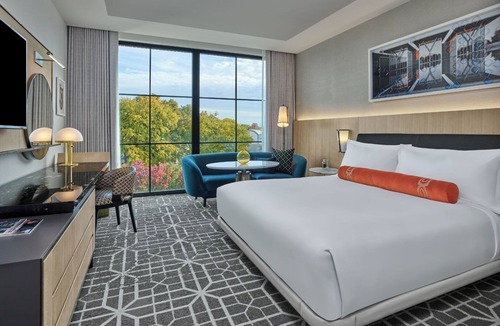 Fort Worth Cultural District Hotel | The Crescent Hotel | Premier King Room | Near Amon Carter Museum