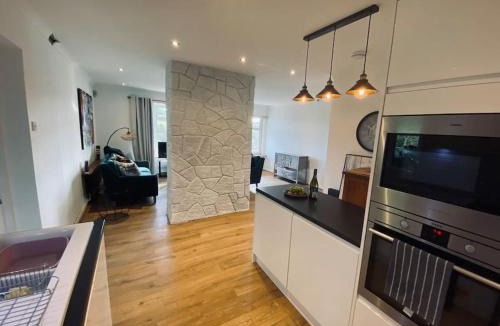 Abertillery House | The Crest Hillside Retreat With Hot Tub