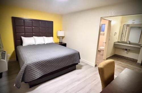 Corona Hotel | The Crest Motel