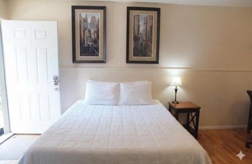 Sterling Hotel | The Crest Motel