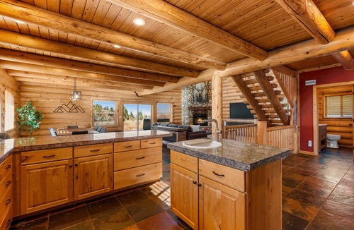 Summit Park House | The Crestview Cabin | Golf Simulator & Hot Tub