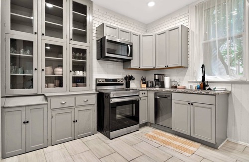 Highlands Apartment | The Crimson Cottage- A Premium Highlands Retreat!
