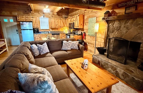 Stanardsville Cabin | The Crooked Oak | 3 Bed, 2 Bath