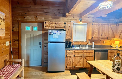 Stanardsville Cabin | The Crooked Oak | 3 Bed, 2 Bath