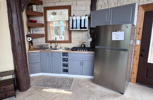 Buda Cottage | The Cross Patio Retreat - Designer Hill Country Studio with Scenic Views