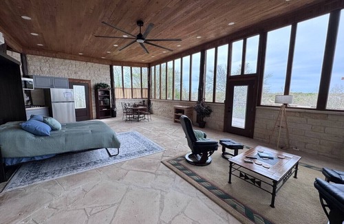 Buda Cottage | The Cross Patio Retreat - Designer Hill Country Studio with Scenic Views