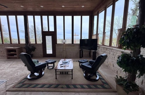 Buda Cottage | The Cross Patio Retreat - Designer Hill Country Studio with Scenic Views