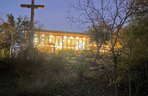 Buda Cottage | The Cross Patio Retreat - Designer Hill Country Studio with Scenic Views