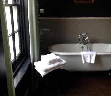 Abingdon Hotel | The Crown And Thistle, Abingdon