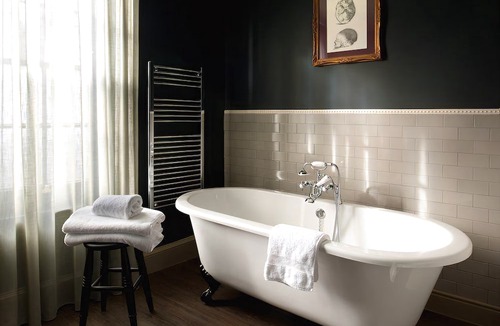 Abingdon Hotel | The Crown and Thistle