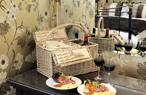 Elton Hotel | The Crown Inn