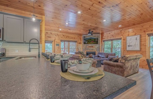 Gatlinburg Cabin | The Crown Jewel | Jacuzzi | Minutes to downtown