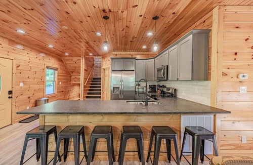 Gatlinburg Cabin | The Crown Jewel | Jacuzzi | Minutes to downtown