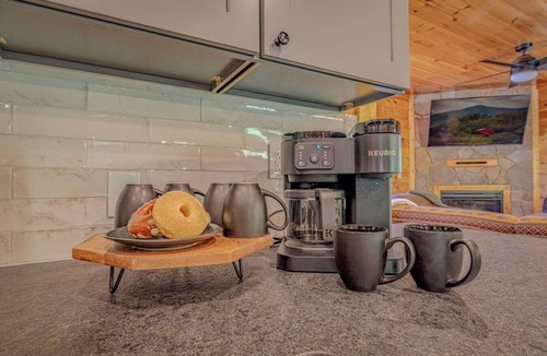 Gatlinburg Cabin | The Crown Jewel | Jacuzzi | Minutes to downtown