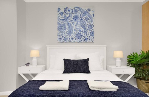 Crows Nest Apartment | 'The Crows Nest' Spacious Studio with Balcony