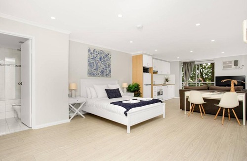 Crows Nest Apartment | 'The Crows Nest' Spacious Studio with Balcony