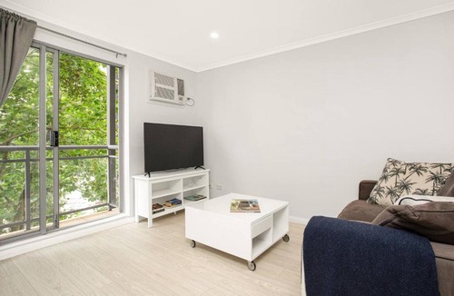 Crows Nest Apartment | 'The Crows Nest' Spacious Studio with Balcony