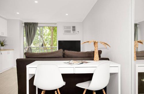 Crows Nest Apartment | 'The Crows Nest' Spacious Studio with Balcony