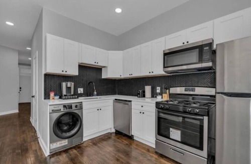 Lakeview Apartment | The Cubs Dugout | 2 Level Retreat