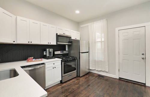 Lakeview Apartment | The Cubs Dugout | 2 Level Retreat