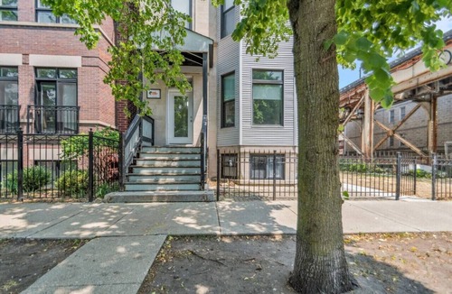 Lakeview Apartment | The Cubs Dugout | 2 Level Retreat