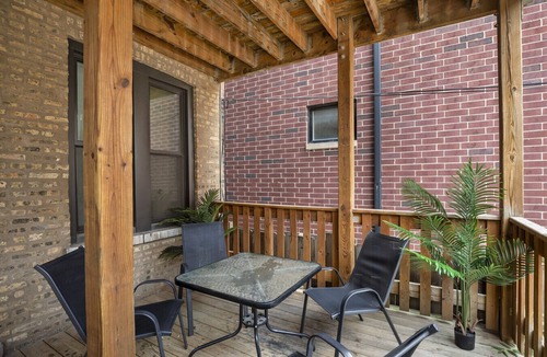 Lakeview Apartment | The Cubs Dugout | 2 Level Retreat