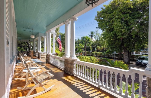 Historic Seaport Apartment | The Curry Poolside | Ground Floor King