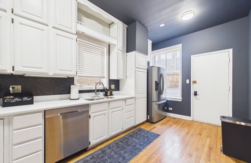 Wrigleyville Apartment | The Dakin Estate: 4BR Speakeasy | Walk to Wrigley