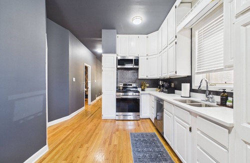 Wrigleyville Apartment | The Dakin Estate: 4BR Speakeasy | Walk to Wrigley