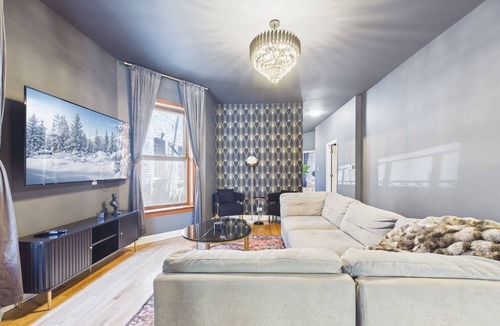 Wrigleyville Apartment | The Dakin Estate: 4BR Speakeasy | Walk to Wrigley