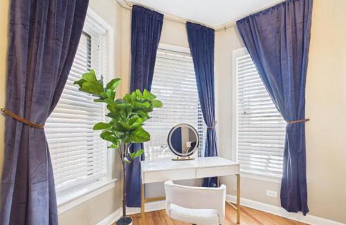 Wrigleyville Apartment | The Dakin Estate 4BR Speakeasy Walk to Wrigley