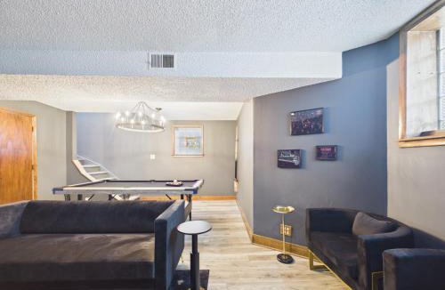 Wrigleyville Apartment | The Dakin Estate 4BR Speakeasy Walk to Wrigley