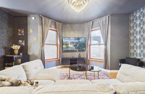 Wrigleyville Apartment | The Dakin Estate 4BR Speakeasy Walk to Wrigley