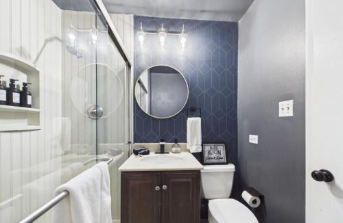 Wrigleyville Apartment | The Dakin Estate 4BR Speakeasy Walk to Wrigley