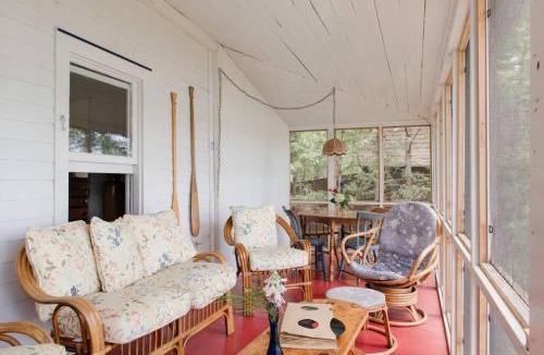Lyndhurst House | The Dance Hall Cottage on Charleston Lake