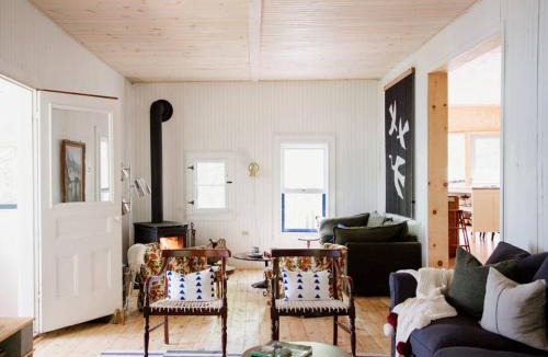 Lyndhurst House | The Dance Hall Cottage on Charleston Lake