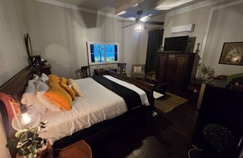 Marthasville Bed & Breakfast | The Daniel Boone Room -Marthasville,MO