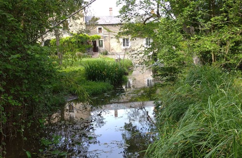 Le Vieil-Bauge Cottage | The dark blue puck mill trailer
