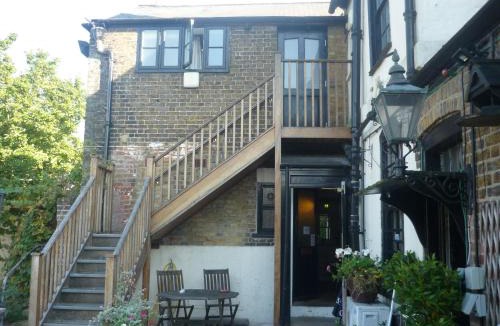 Cobham Hotel | The Darnley Arms