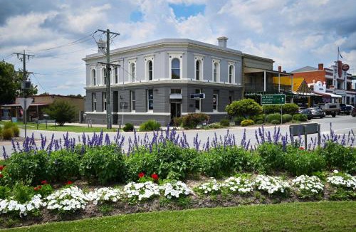 Mansfield Hotel | The Deck Quarters - Mansfield, VIC