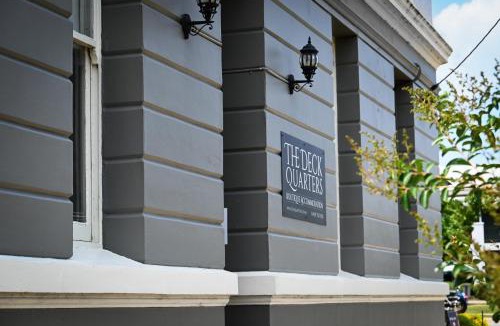 Mansfield Hotel | The Deck Quarters - Mansfield, VIC