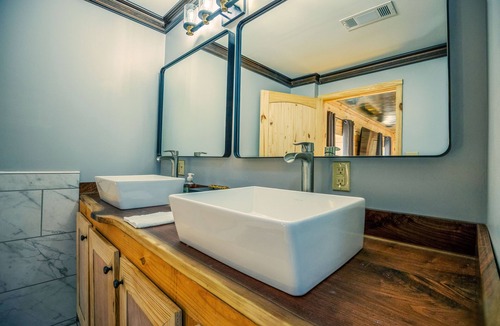 Philipp Cabin | The Delta Lodge - Greenwood, MS