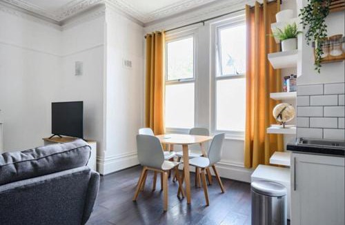 Croham Apartment | The Den