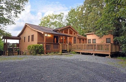 Foxfire Estates Cabin | The Denali Cabin | 6BR Mountain Retreat Hot Tub Game Room