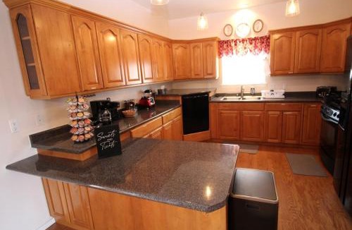Farmington Villa | The Desert Retreat 9 Beds, Hot Tub Pool table